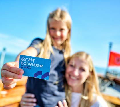 Kind hält die Echt Bodensee Card in die Kamera