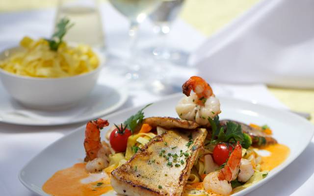 Fisch und Garnelen mit Gemüse