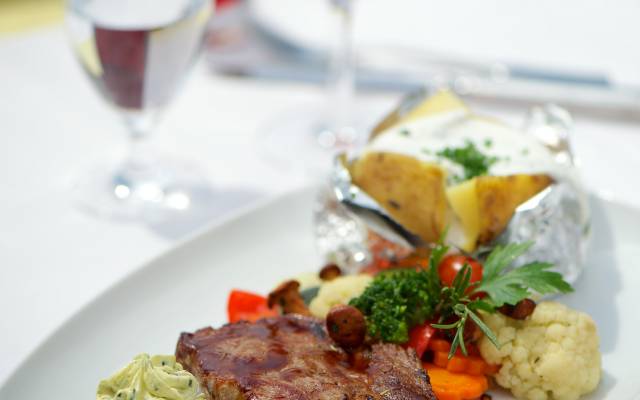 Steck mit Gemüse und Kräuterbutter