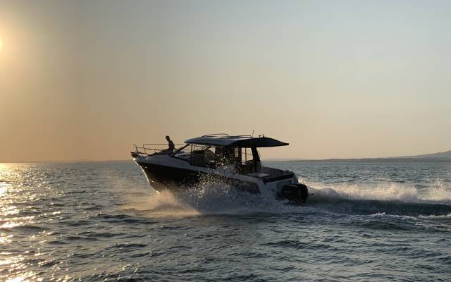 Schnellboot fährt auf dem Bodensee