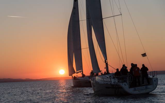 Segelboote auf dem Bodensee bei Sonnenuntergang