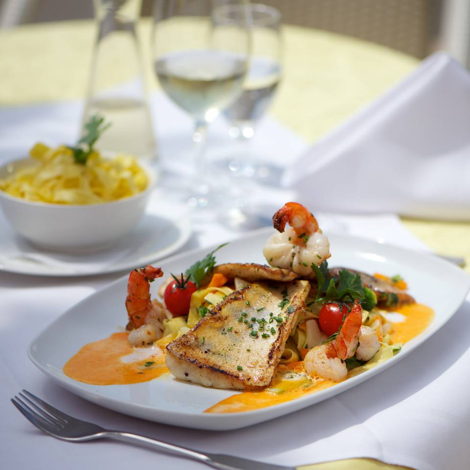 Fisch und Garnelen mit Gemüse