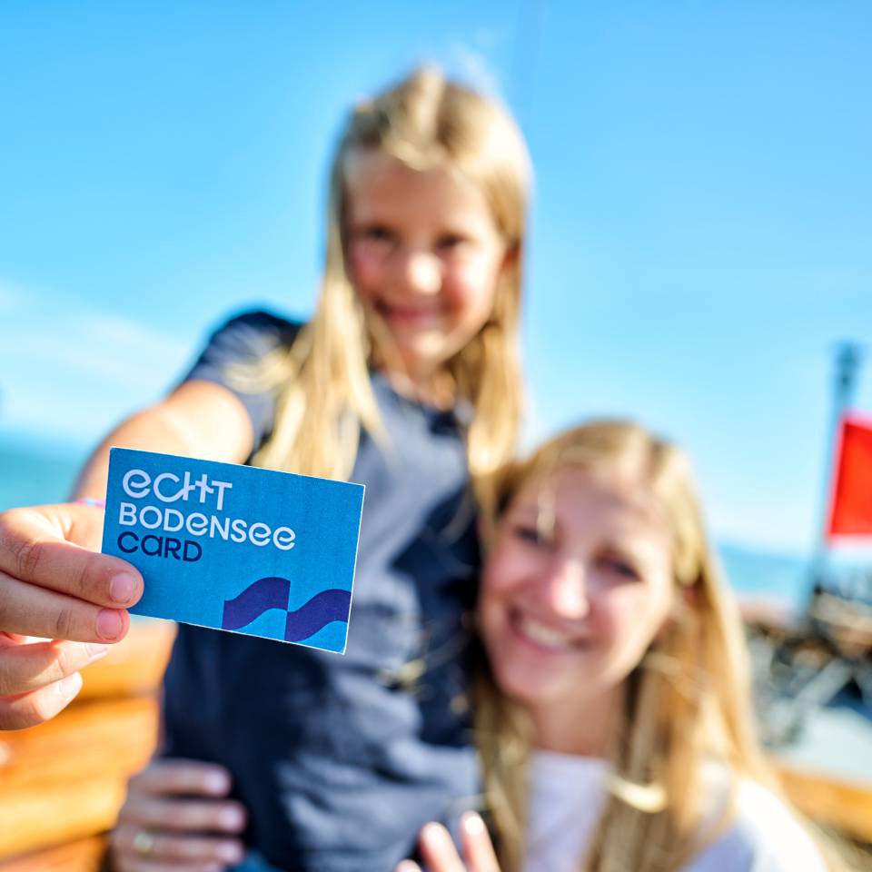 Kind hält die Echt Bodensee Card in die Kamera