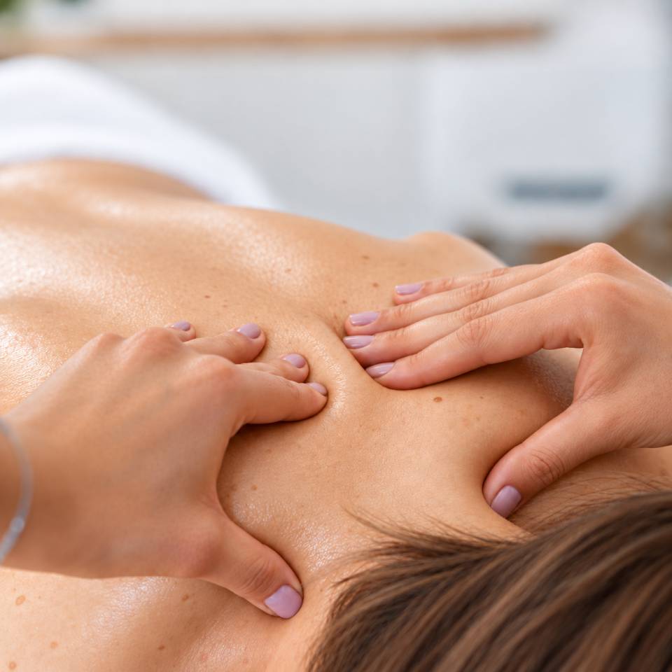 Frau erhält eine Rücken- und Nackenmassage